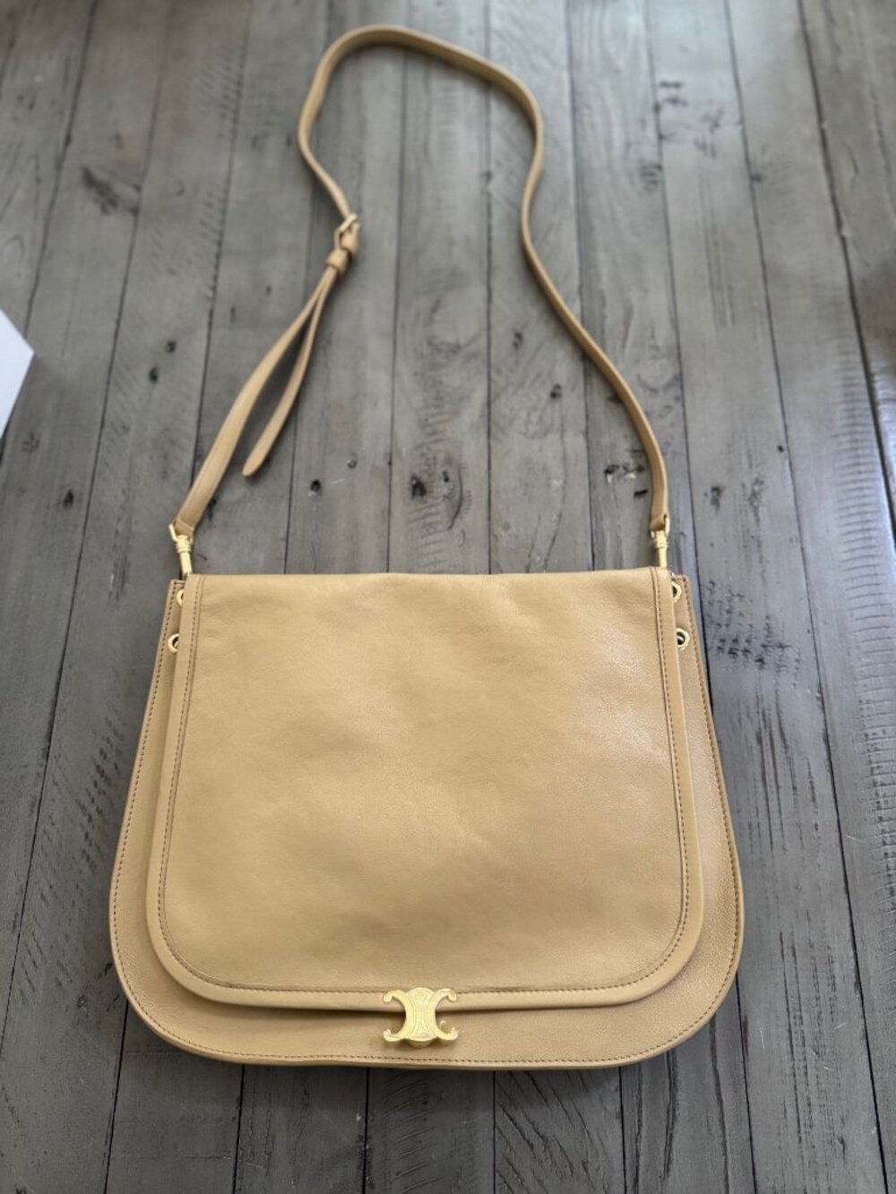 New in Box Celine SOFT TRIOMPHE BESACE IN SUPPLE BEIGE LAMBSKIN - Picture 3 of 16
